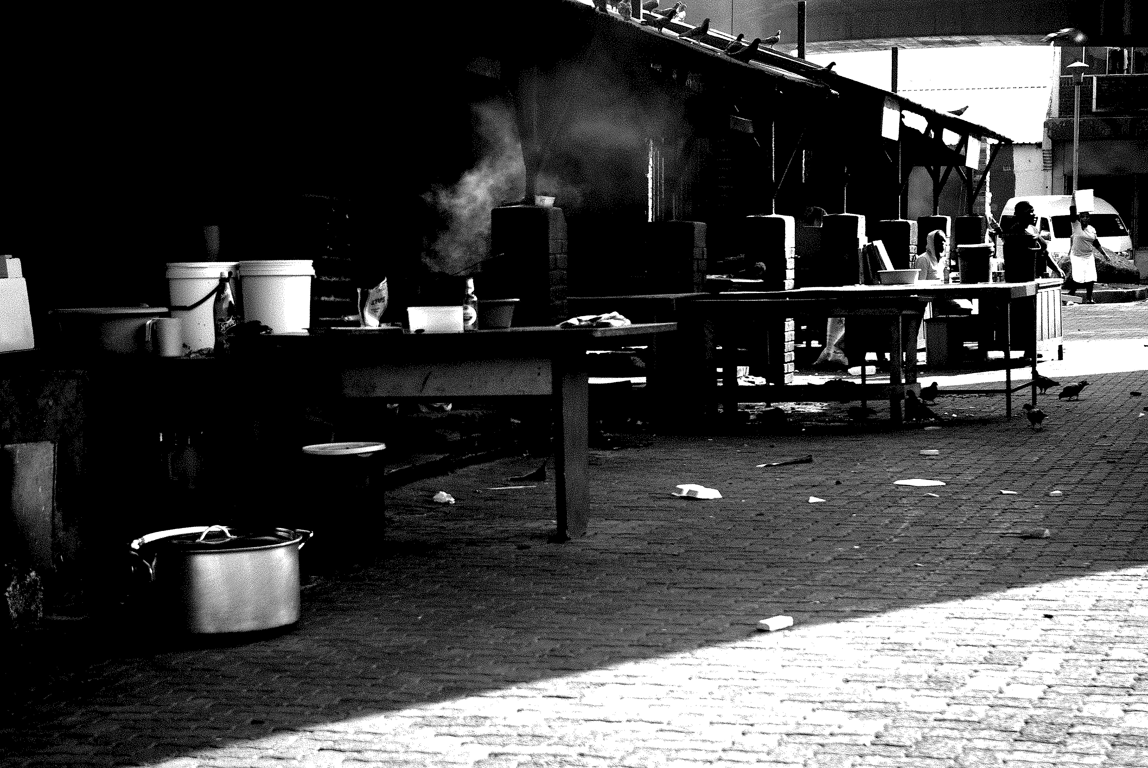 convert -monochrome IMGP8582.JPG IMGP8582_monochrome.JPG